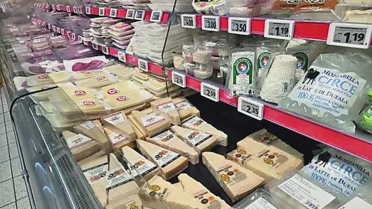He ate the tops of the cheeses: the supermarket "mouse" was found. For months, a man in his 70s living in Padua had been biting into the finest parts of the cheeses on sale and then placing them in the fridge. Damages amounting to hundreds of euros