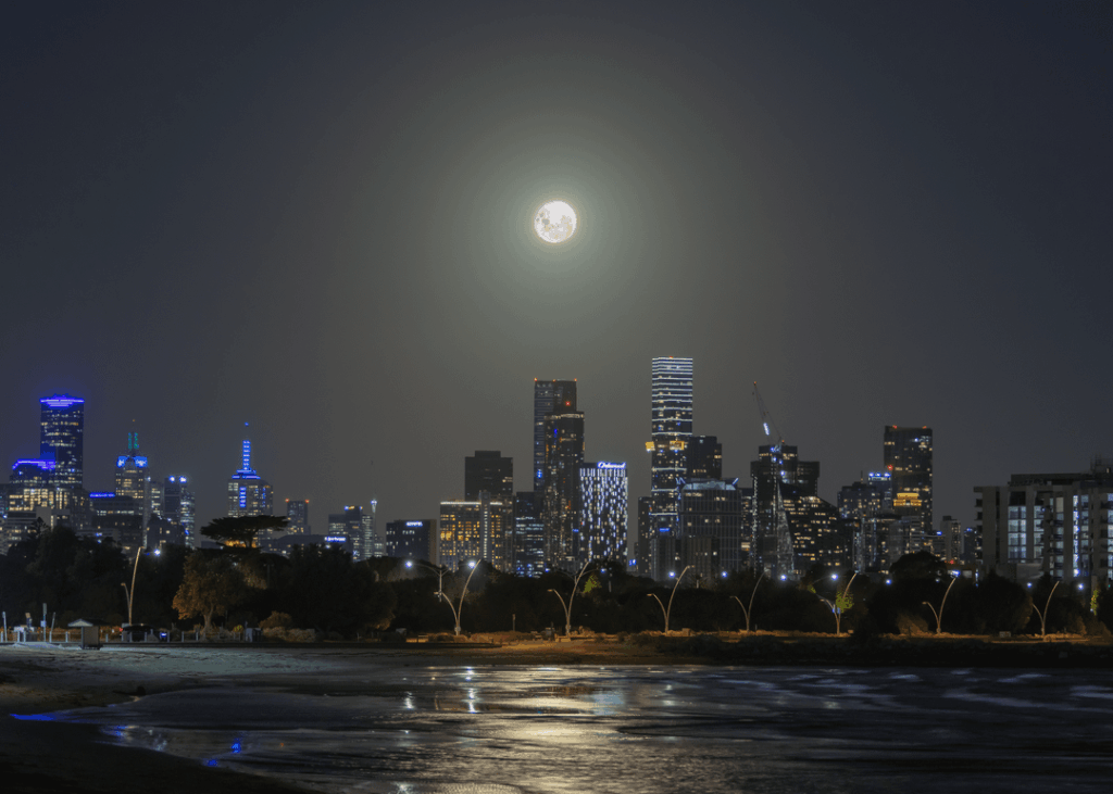 Moon over Melbourne thanks to clear skies, 2nd image with the Moons path in composite