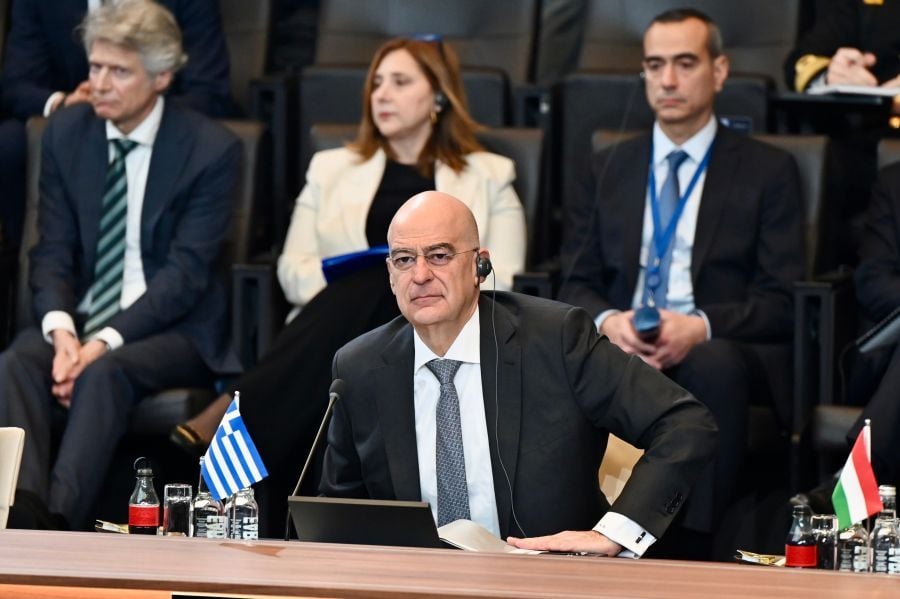 Dendias discusses defense ties with France and Bulgaria at NATO meeting