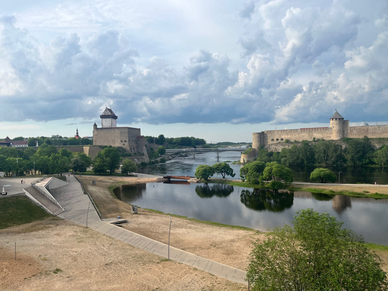 Estonians consider closing border with Russia