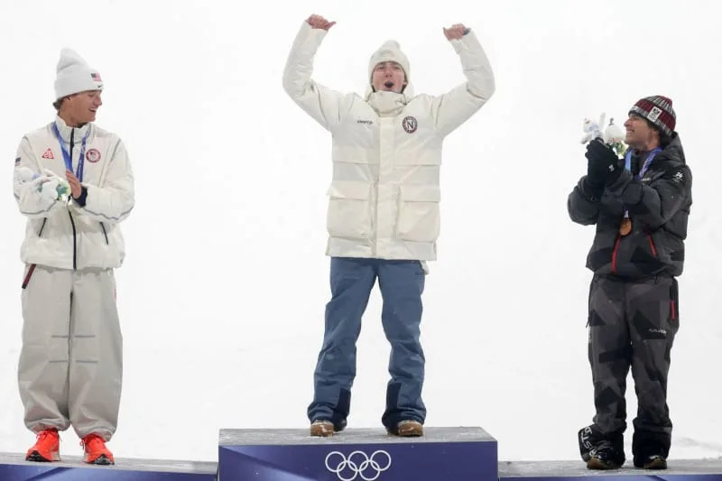 (L-R) US' silver medallist Mac Forehand, Norway's winner Tormod Frostad and Austria's bronze medallist Matej Svancer celebrate with their medals at the award ceremony after the Freestyle Skiing Men's Freeski Big Air Final at the Livigno Snow Park, as part of the 2026 Winter Olympic Games in Milan-Cortina. Oliver Weiken/dpa