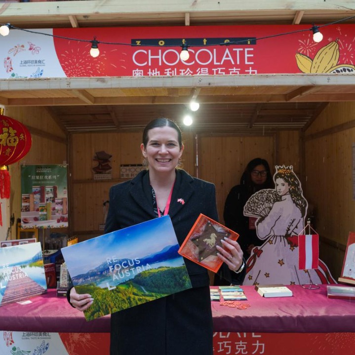 Global flavors meet festive cheer at Spring Festival fair in Shanghai