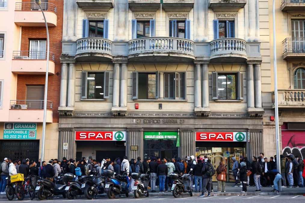EU warns Spain's migrant regularization must not affect bloc