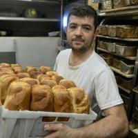 French volunteer bakes for Ukraine amid frosts and power outages | National