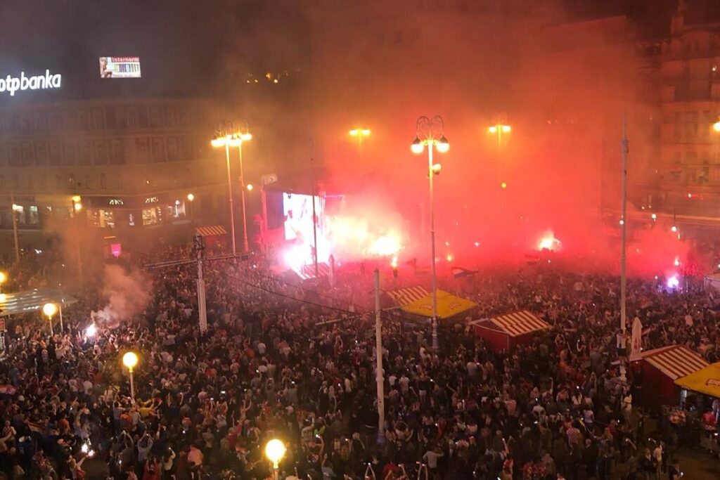 A country that does not know how to solve healthcare, but knows how to organize a stage