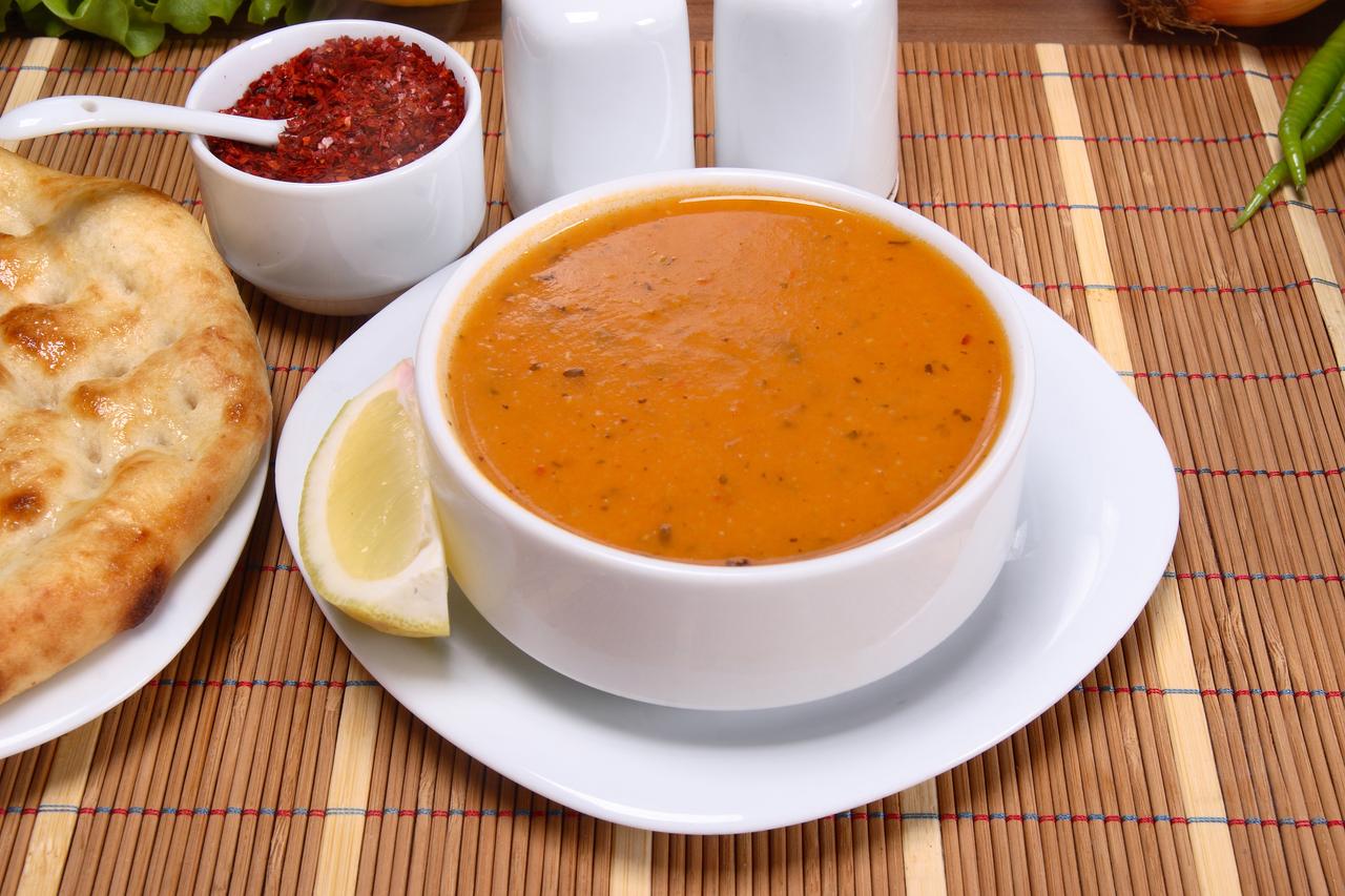 Traditional Turkish Ezogelin soup. (Adobe Stock Photo)