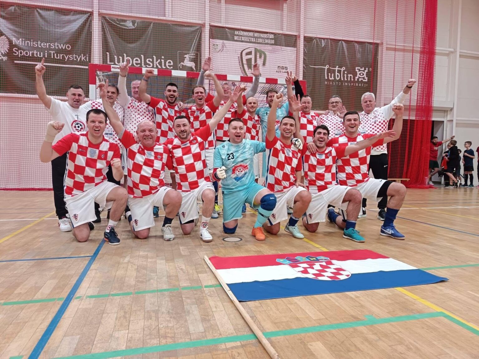 The Croatian priest's national team qualified for the semi-finals of the European mini-football championship for priests. In the semi-finals, they play against the priests' national team from Bosnia and Herzegovina.