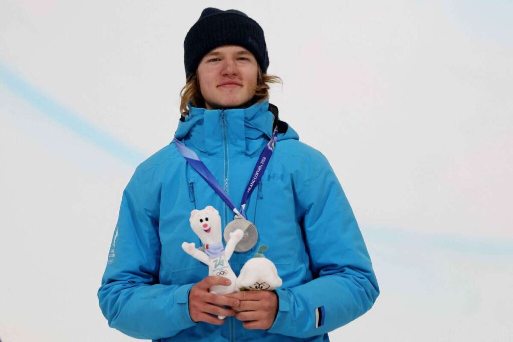 Estonia’s Henry Sildaru wins country’s only medal after receiving silver in halfpipe Estonia's Henry Sildaru wins country's only medal after receiving silver in halfpipe