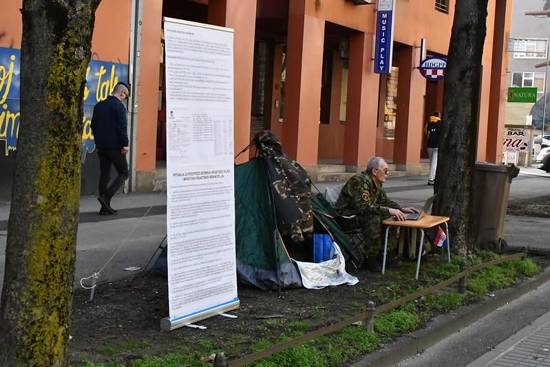 Retired HV officer Stjepan Šerić protests in front of the Croatian Parliament “To have or to be” Retired HV officer Stjepan Šerić protests in front of the Croatian Parliament "To have or to be"