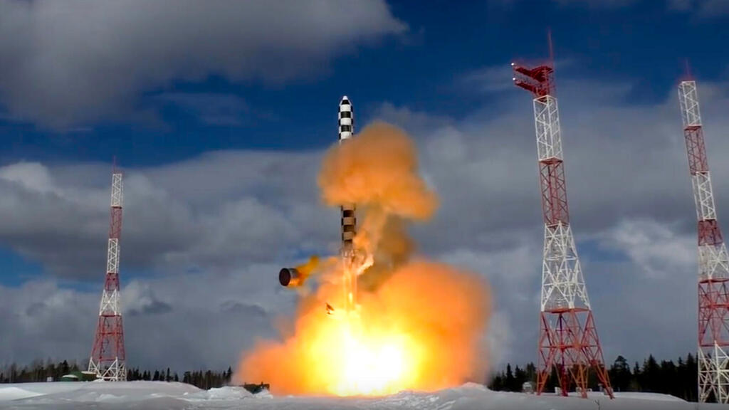 A launch of Russia’s Sarmat intercontinental ballistic missile in 2018 (Photo: AP, Russian Defense Ministry Press Service) שיגור טיל בליסטי
