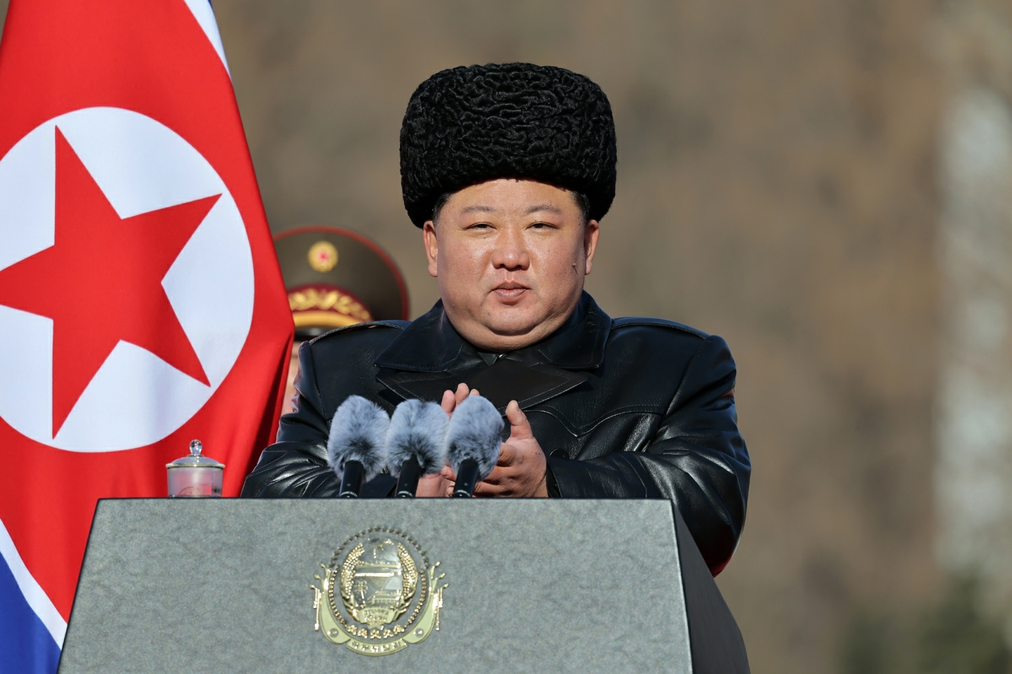 North Korean leader Kim Jong-un applauds during a ceremony at the defense ministry in Pyongyang on Feb. 8, in this photo released by the North's official Korean Central News Agency.  [YONHAP] 
