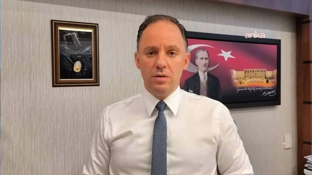 CHP's Yavuzyılmaz: ''48 billion dollars of public revenue will be transferred to British and Canadian companies'' CHP's Deniz Yavuzyılmaz reacted to the privatization of 2 Bosphorus bridges and 7 highways for 25 years. He stated that feasibility and financing studies were outsourced to foreign companies.