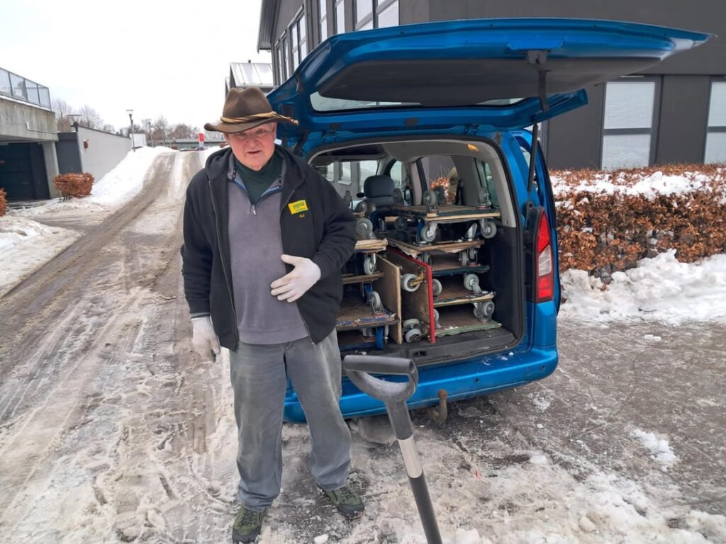 Many thanks to all of you who saw my post that "Help Ukraine" needed help loading a truck: it has been sent to Poltava, here are some pictures and info from the day