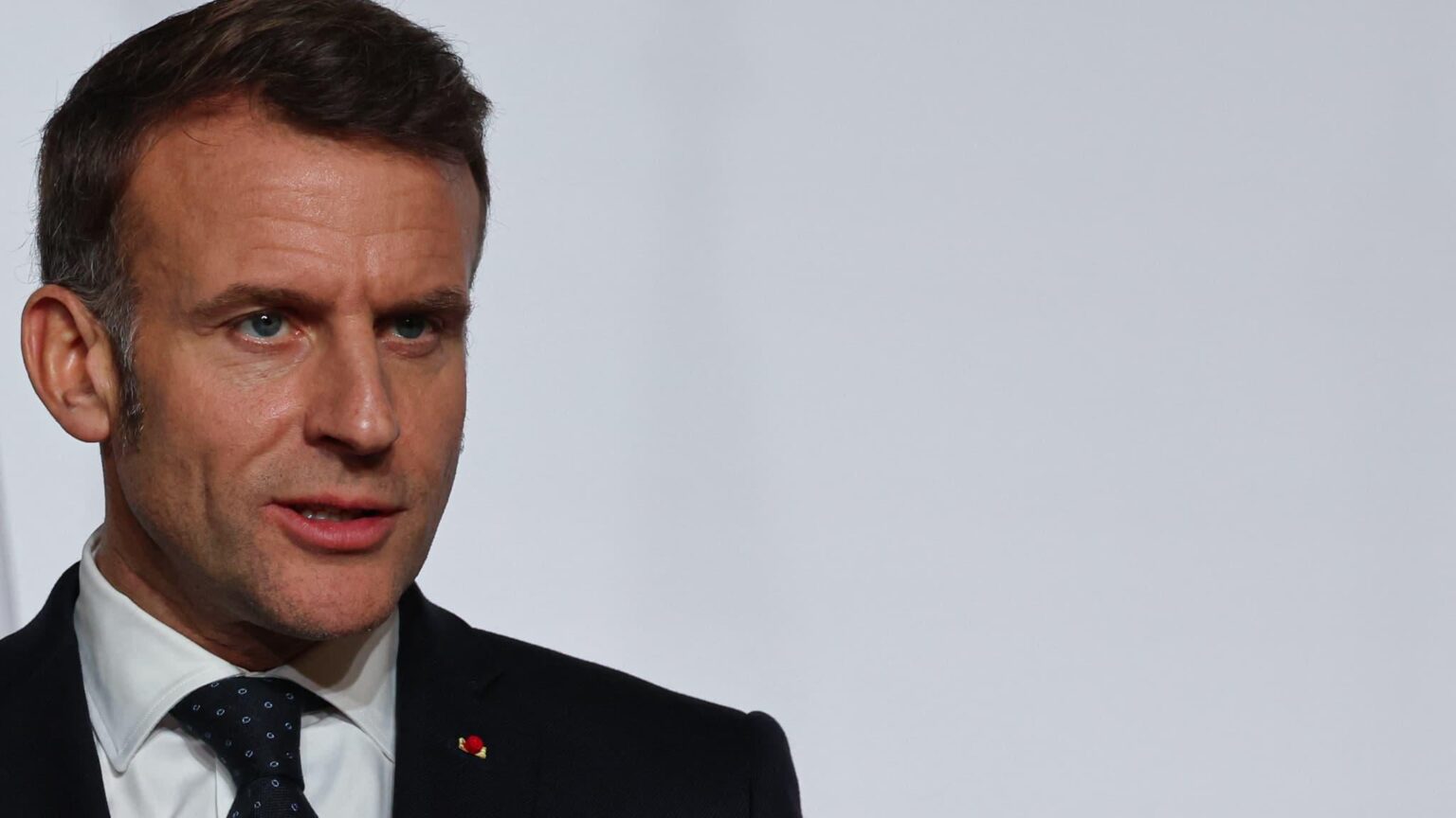 Emmanuel Macron maintains that La France insoumise is indeed on the “extreme left” and denounces “anti-Semitic expressions” within the party
