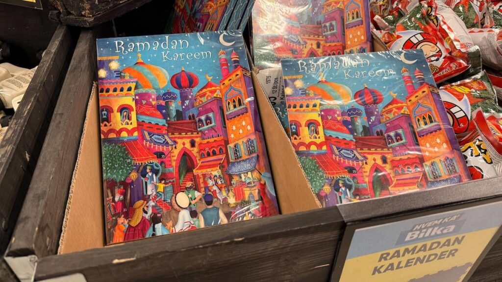 The Ramadan chocolate calendar has moved into the supermarket: 'The children think it's so nice' - Several Danish grocery stores have started selling Ramadan and Eid decorations. Among other things, a Ramadan calendar with 30 doors that is confusingly reminiscent of a Christmas calendar.