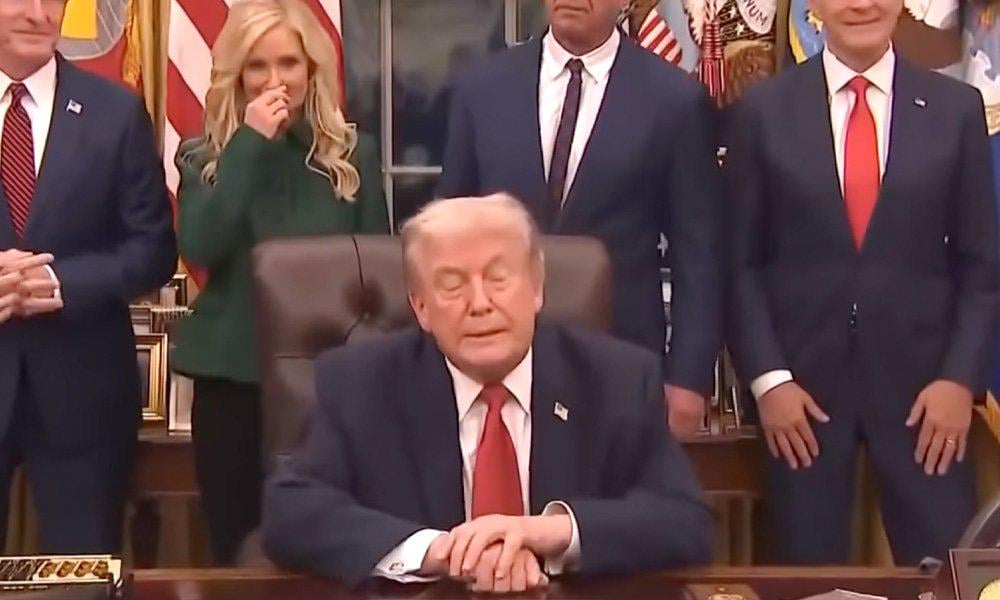 Internet in a Frenzy After Post Claims Trump Pooped His Pants in The Oval Office