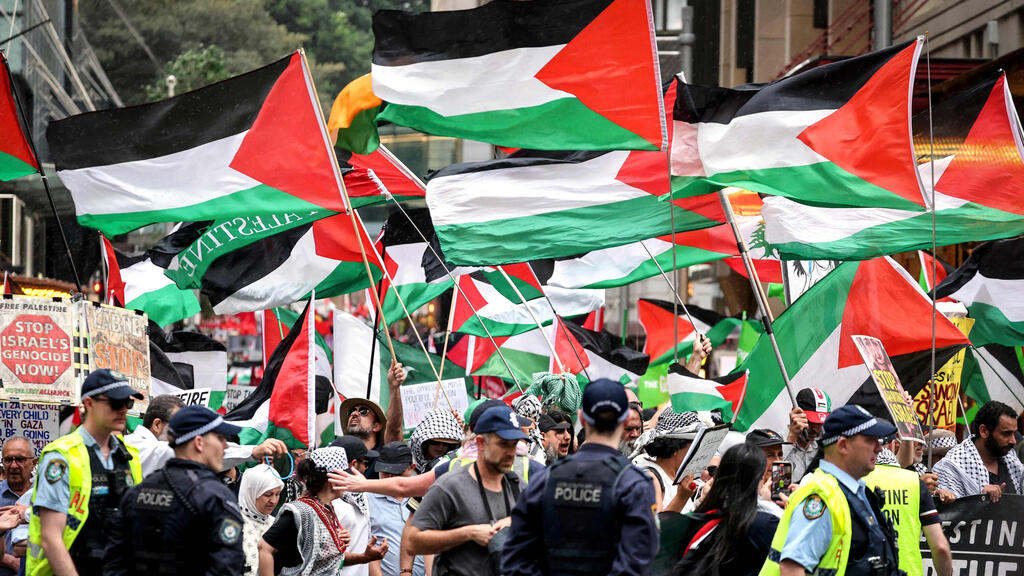 Pro-Palestinian protestors in Sydney (Photo: David Gary/ AFP) סידני אוסטרליה