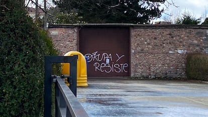 Grafiti en una entrada del monasterio de Belorado.