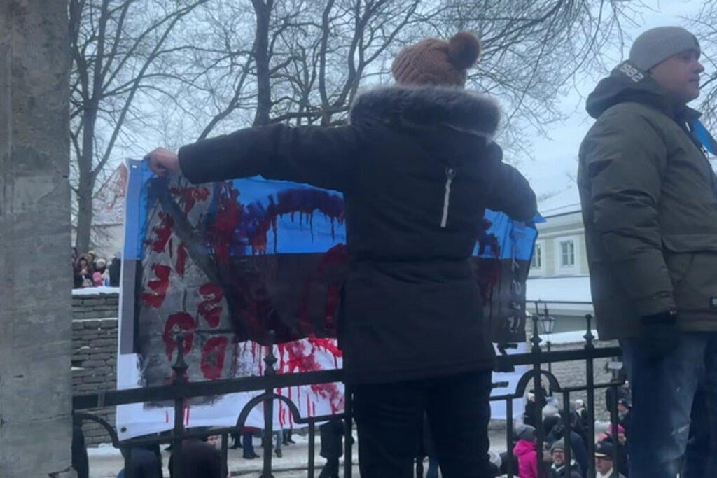 VIDEO | A woman desecrated the Estonian flag and yelled about it in Toompea. The police arrested him VIDEO | A woman desecrated the Estonian flag and yelled about it in Toompea. The police arrested him