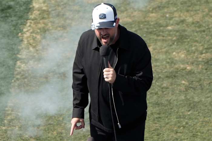 How many feet are in 500 miles? Nobody knows, at least Nate Bargatze doesn't at the Daytona 500