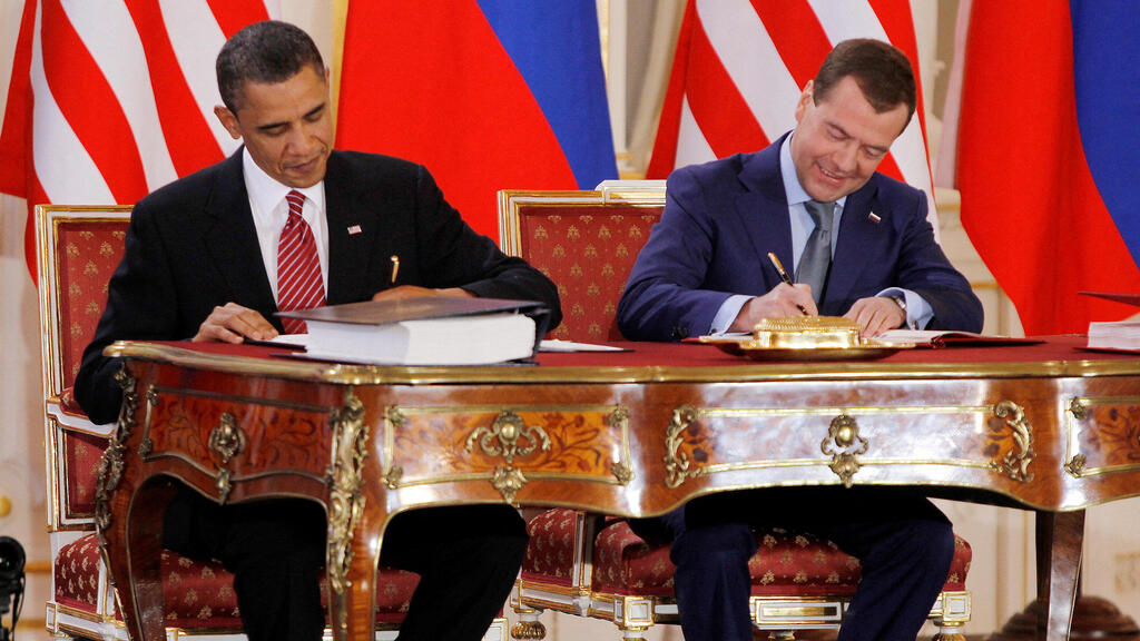 Medvedev signs New START with Obama in April 2010. 'We do not want a global confrontation,' former Russian president says (Photo: Jason Reed/ Reuters) נשיא ארה"ב דאז ברק אובמה חותם באפריל 2010 על אמנת הגרעין New START עם נשיא רוסיה דאז דמיטרי מדבדב