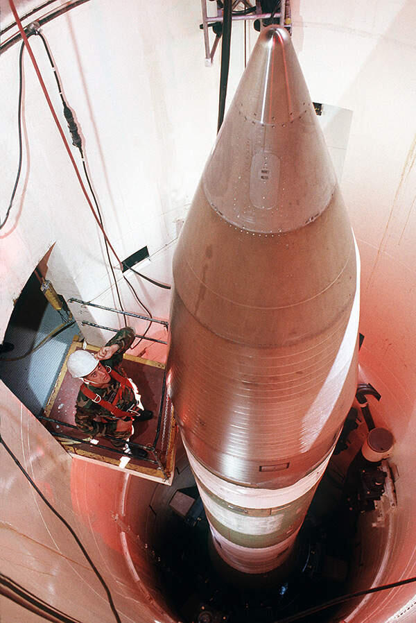 A Minuteman III missile in an underground launch silo in the United States. Will its warheads be replaced with multiple warheads? (Photo: Department of WAR) טיל מיניטמן 3 טיל בליסטי בין יבשתי גרעיני של ארה"ב ארכיון