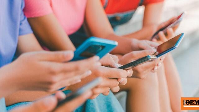 "Get off your cell phone": A law is coming that will ban the use of social media for children up to 15 years old