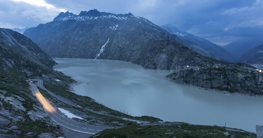 The Federal Council has decided to prioritise funding for the Grimsel Pass railway tunnel (which primarily serves tourists) rather than invest in developing redundancy on the Lausanne-Geneva line, which carries tens of thousands of commuters daily.