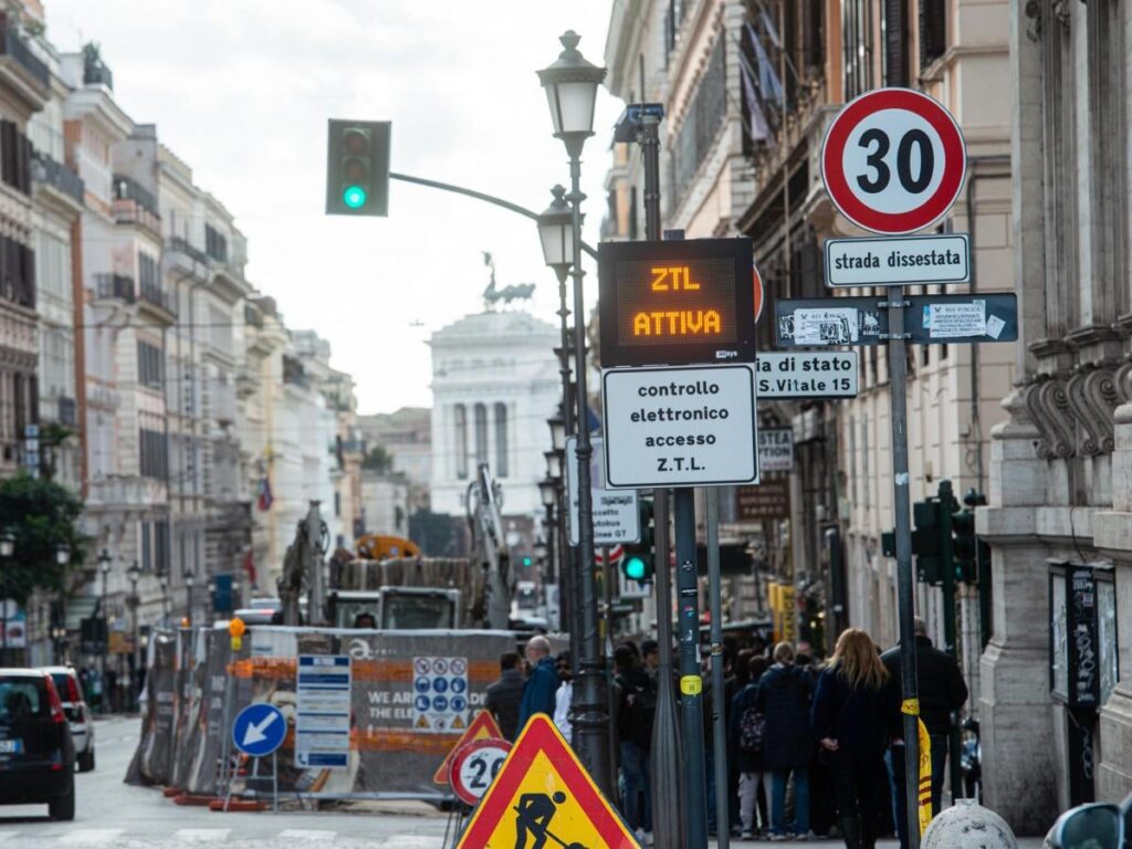 ZTL also closed to electric cars: one thousand euros to drive in the center of Rome. And paid blue stripes for «mild hybrid» vehicles