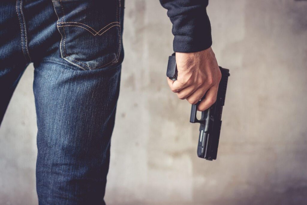 Green light to private weapons without licenses for carabinieri, traffic police and policemen: from today they will be able to go around armed even off duty to guarantee safety
