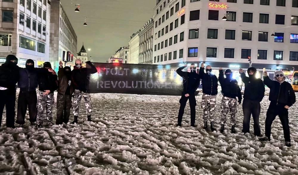 Copenhagen: Young Nazi skinheads taken with guns - Research collective Redox [En gruppe unge nynazister med forbindelser til den nynazistiske gruppe Nordfront gik rundt med flere våben ved Nørreport ]