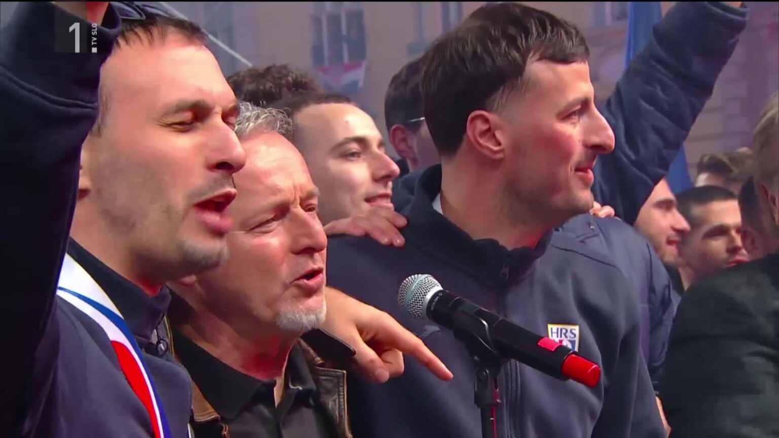 SDS played a cover song by the notorious Croatian singer Thompson?