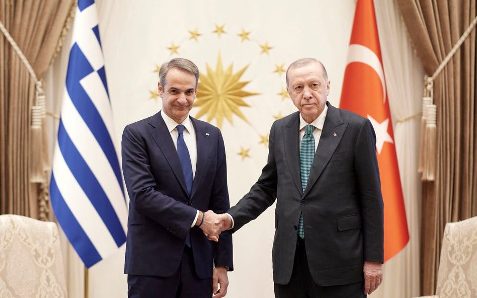 Mitsotakis calls on Turkey to remove threats from bilateral relations