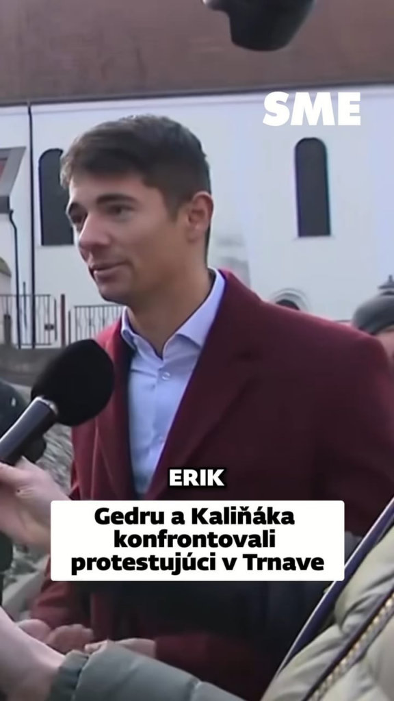 Prior to the discussion, Robert Fico's close colleagues - Chairman of the Council of Advisors to the Prime Minister Erik Kaliňák and Director of the Government Office of the Slovak Republic Juraj Gedra from the SMER-SD party - came to Kapitulská Street before the discussion.