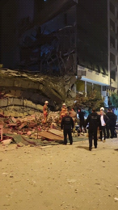A building known to be heavily damaged collapsed in Hatay Iskenderun bazaar. Fire crews are carrying out a precautionary search.