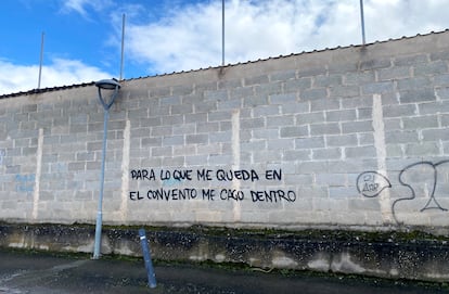 Grafiti en una pared cercana al monasterio de Belorado.