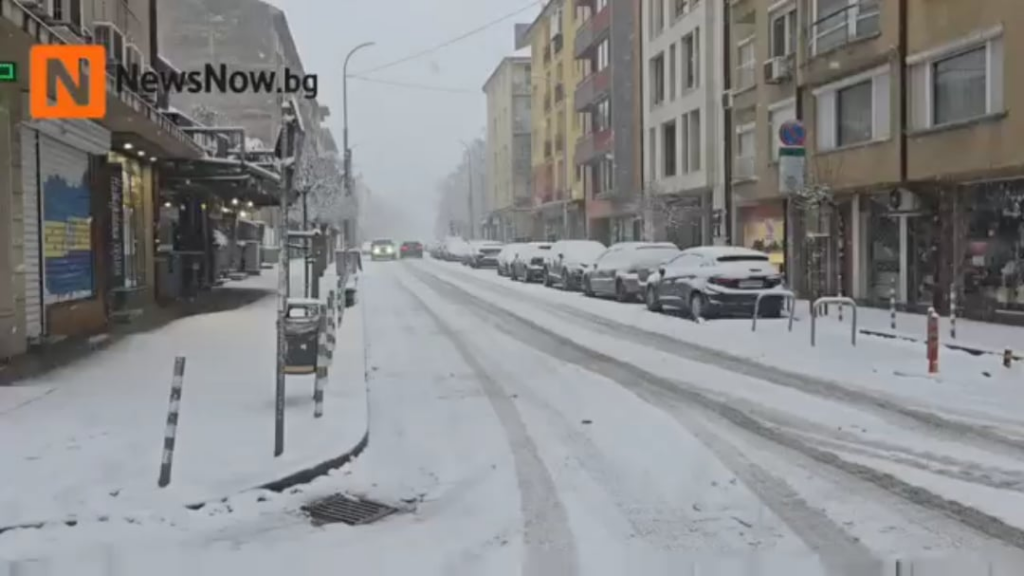 Snowy SOFIA under blockade: Passengers push a stuck bus 🙄