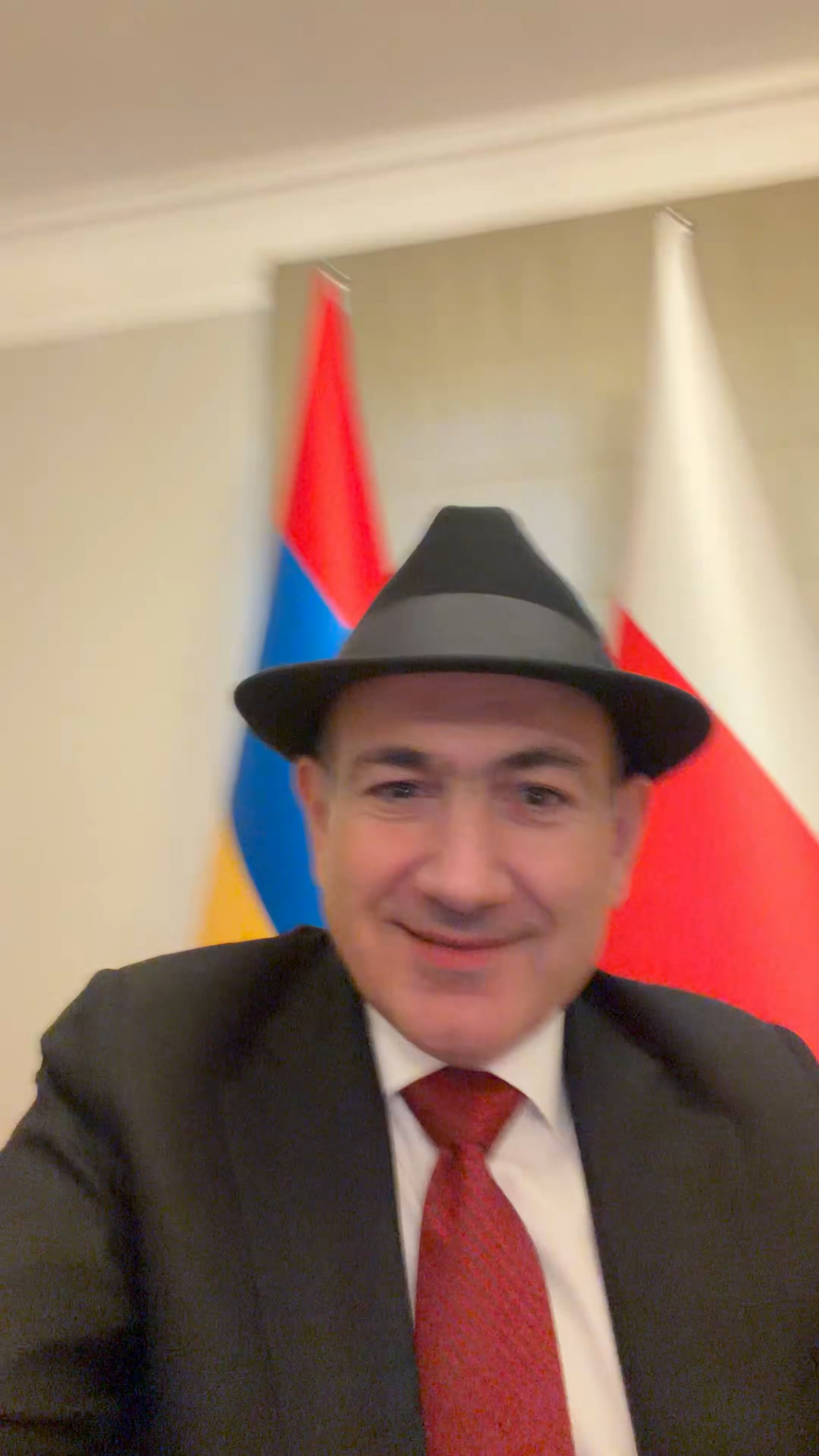 Armenian PM Pashinyan films a video for social media and suddenly Polish PM Tusk appears
