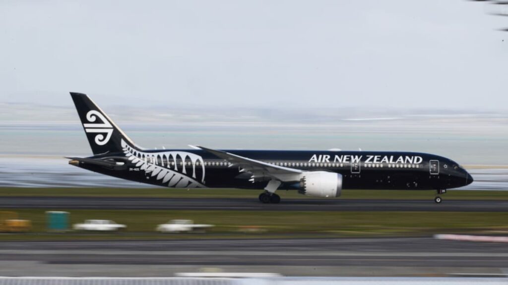 Air New Zealand loses $40m in six months, Qantas makes $1b