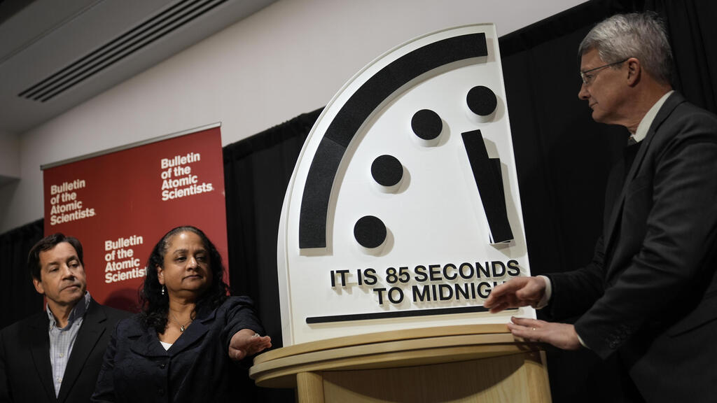 The ‘Doomsday Clock’ in Washington, was moved forward last month and now stands at 85 seconds to midnight, the point symbolizing a nuclear catastrophe (Photo: Pablo Martinez Monsivais/ AP Photo) שעון יום הדין ב וושינגטון המסמל את גודל הסכנה ממלחמה גרעינית נשק גרעיני גרעין ב-23 בינואר