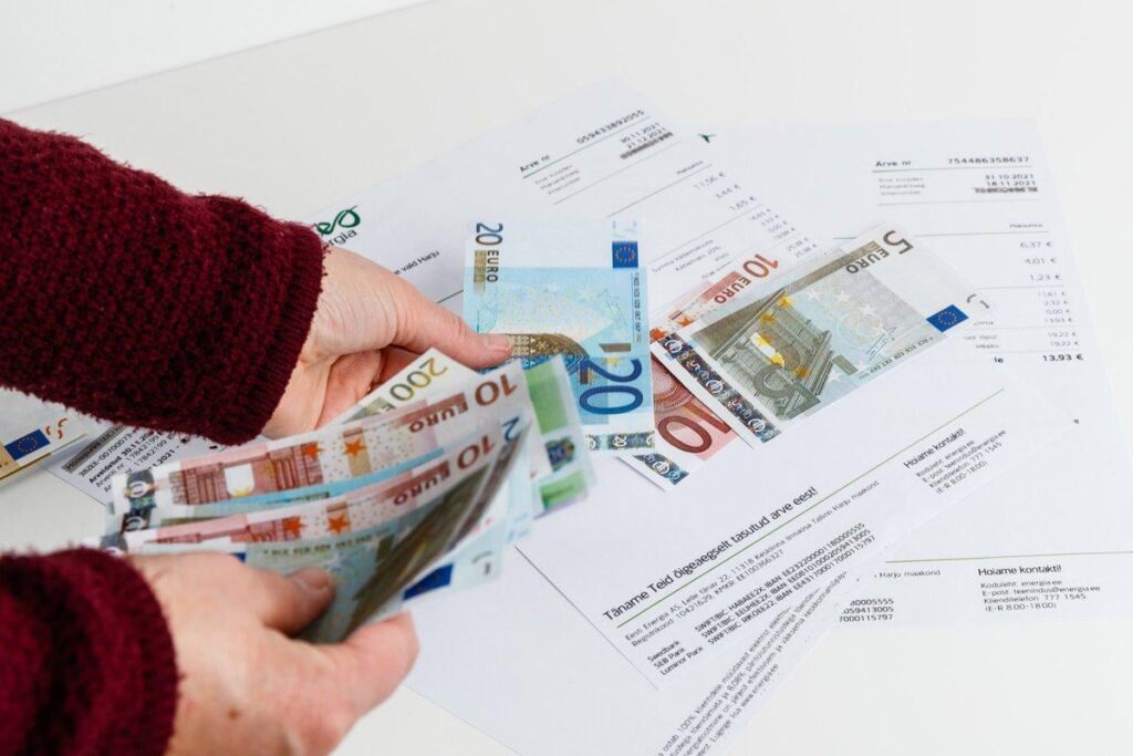 “The monthly salary goes towards paying for electricity.” The people of Estonia received ridiculous bills for the month of January "The monthly salary goes towards paying for electricity." The people of Estonia received ridiculous bills for the month of January