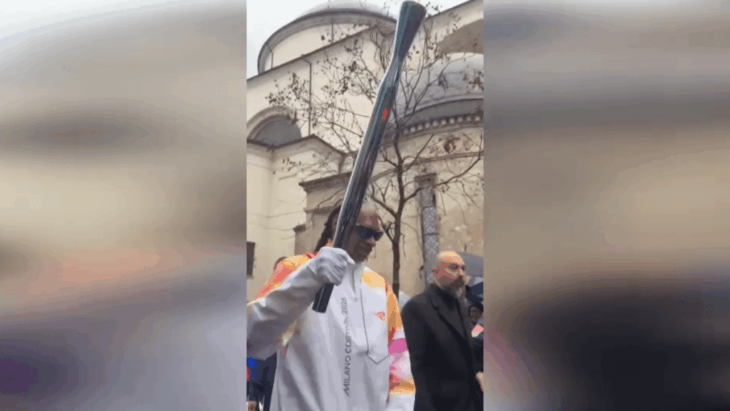 Milano-Cortina 2026, Snoop Dogg surprise torchbearer in Gallarate