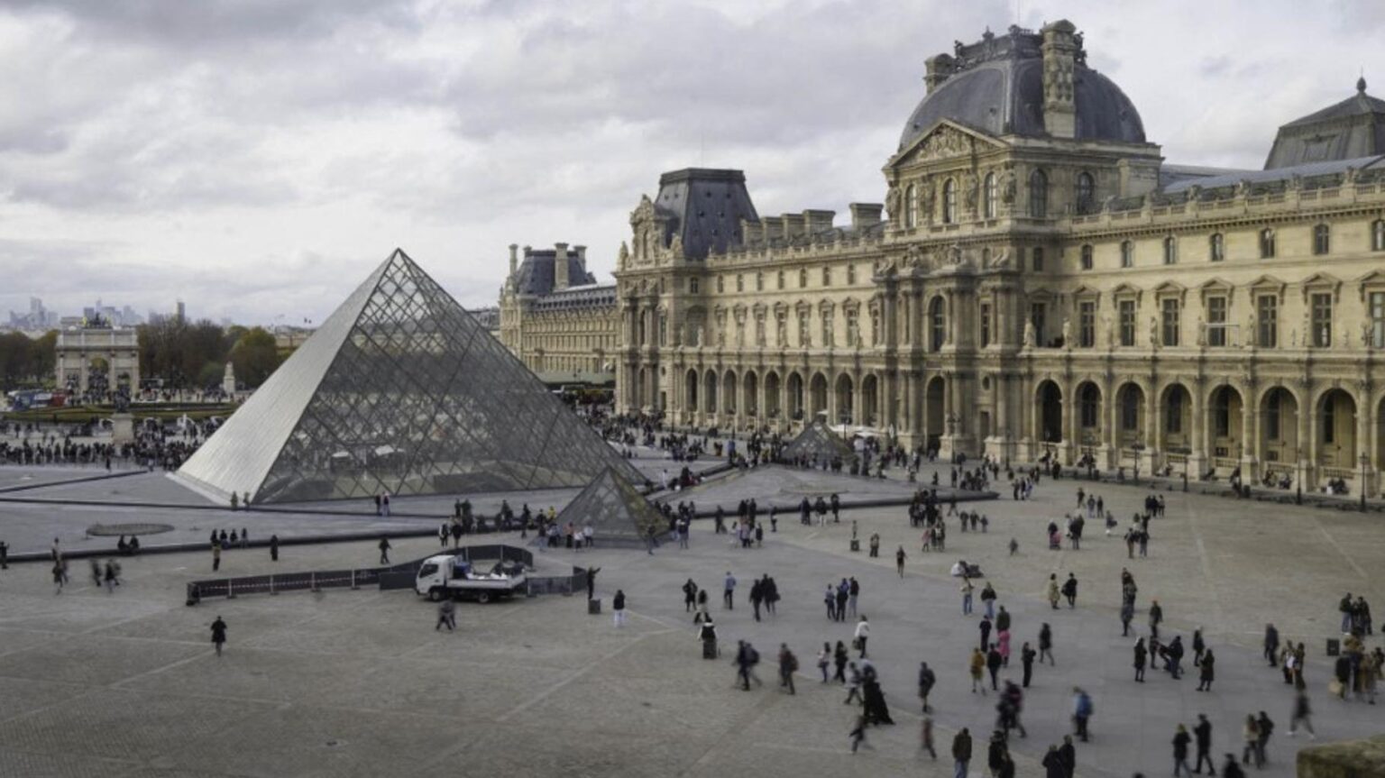 The Louvre victim of XXL ticketing fraud for around ten years - HuffPost