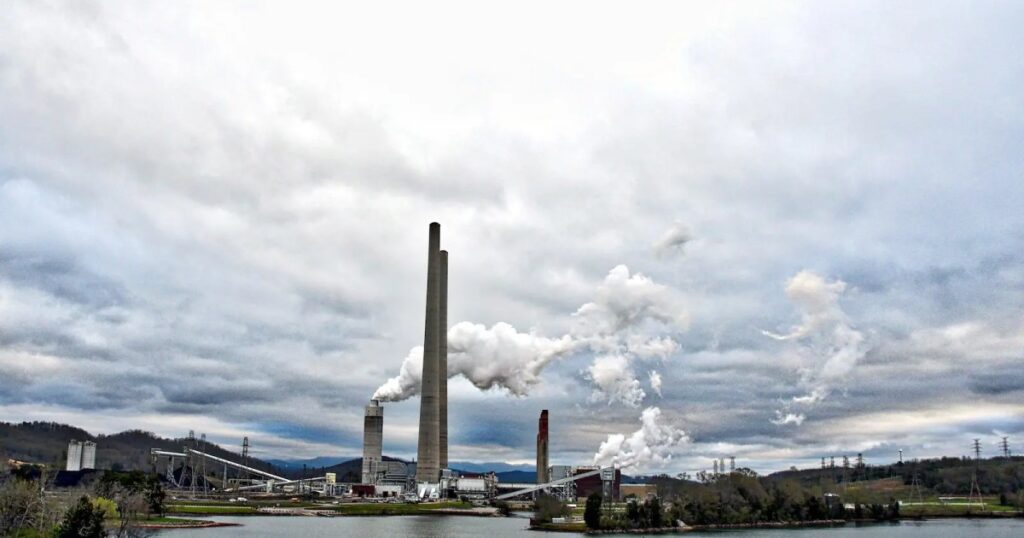 How Trump Appointees Derailed a Clean Energy Future at the Nation’s Largest Public Utility – Mother Jones