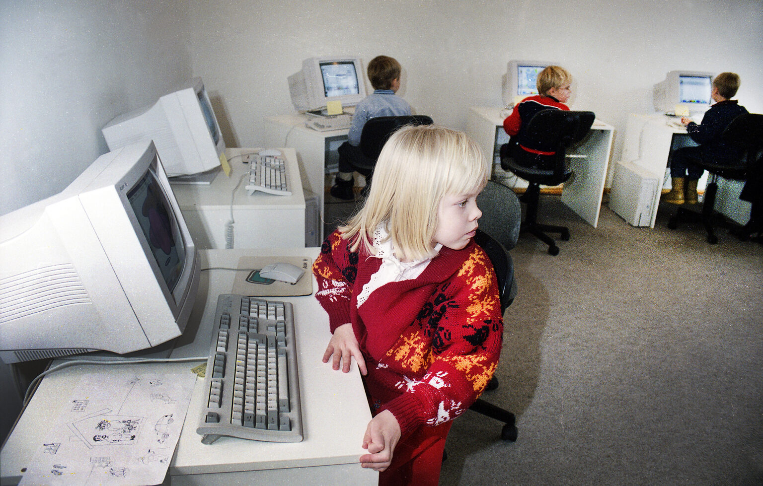 Computer classroom in Estonia, 1996. Photo by Jaan Künnap, shared under a CC BY-SA 4.0 licence.