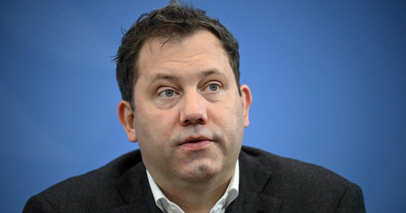 In Germany the Social Democrats go beyond the social media ban. They intend to change the rules governing the distribution of content to teenagers, suggesting changing the algorithmic recommendation systems: no longer active by default, but only upon explicit request from the user.
