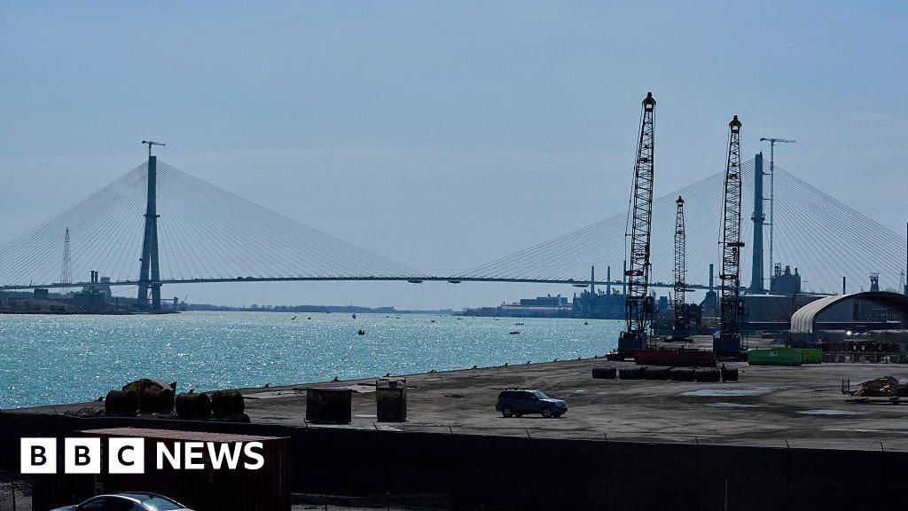 Trump threatens to block opening of US-Canada bridge