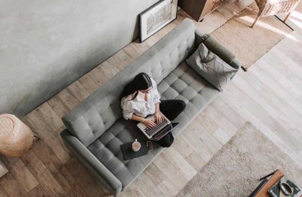 Remote worker breaks ankle during call; INAIL considers it a domestic accident, the judge overturns the decision ordering the payment of costs and compensation