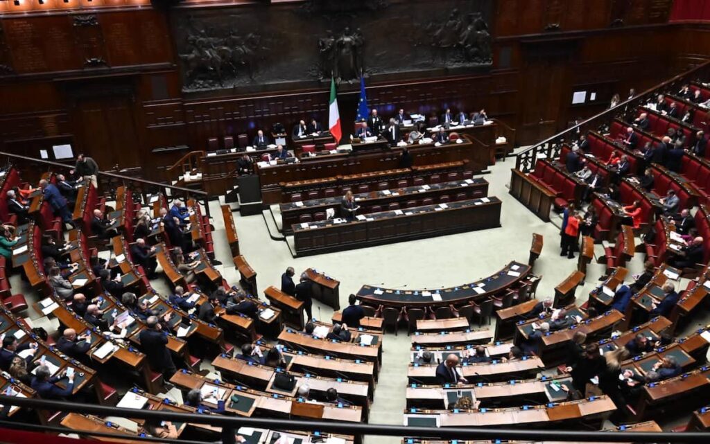 Constitutional law proposal of the League against changes of coat in Parliament and to introduce the mandate constraint: "whoever changes party during the parliamentary mandate loses his membership in parliament"