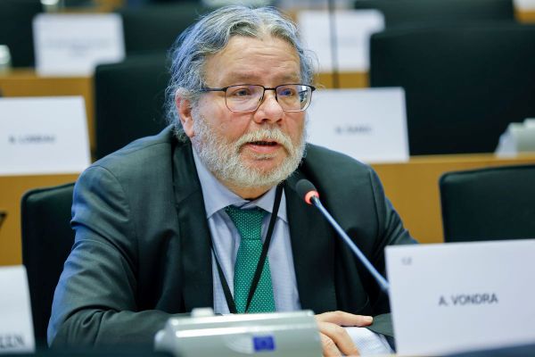 The Czech government leads the country into isolation, warns MEP Alexandr Vondra